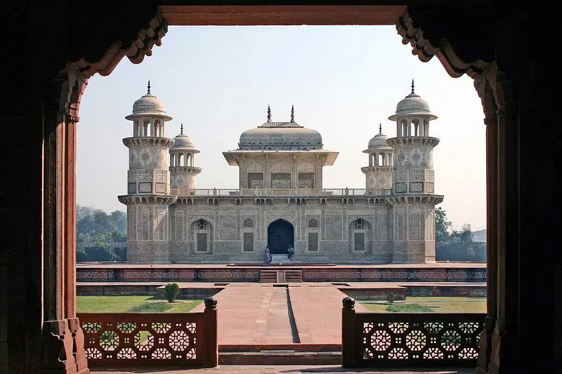 https://avathioutdoors.gumlet.io/travelGuide/dev/agra_P1066.jpg
