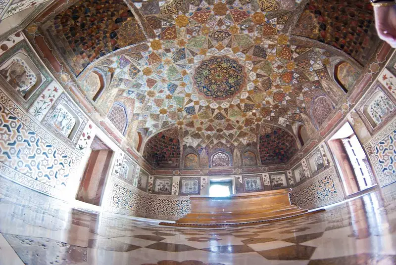 https://avathioutdoors.gumlet.io/travelGuide/dev/agra_P3373.jpg