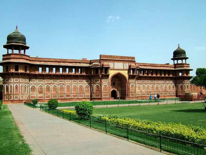 https://avathioutdoors.gumlet.io/travelGuide/dev/agra_P8216.jpg