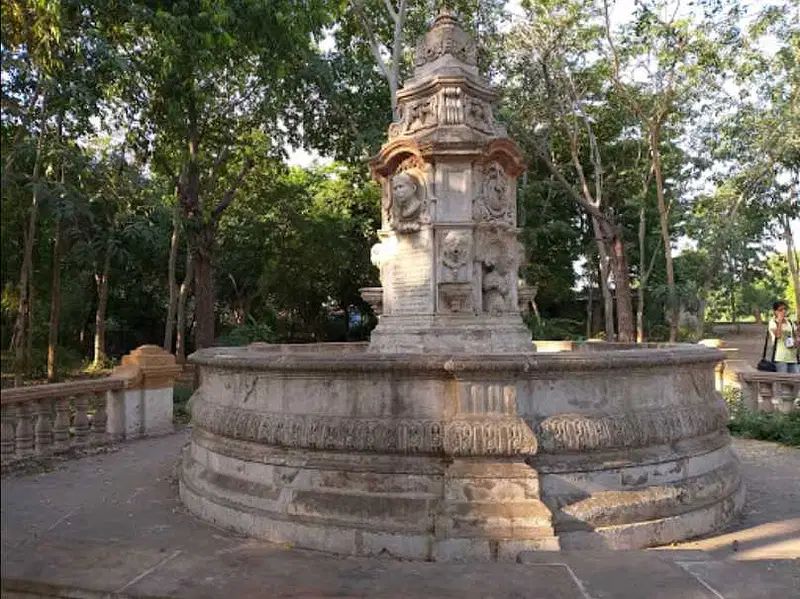Explore Victoria Garden