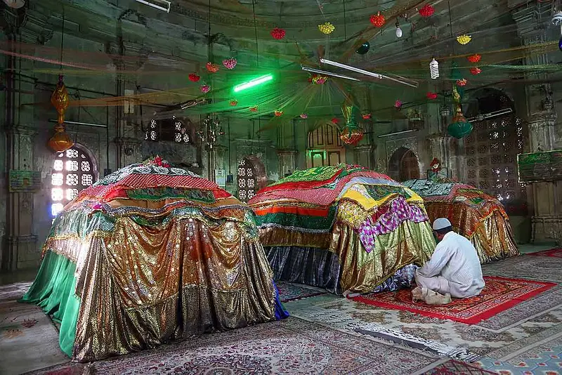 Visit Tomb of Sultan Ahmed Shah