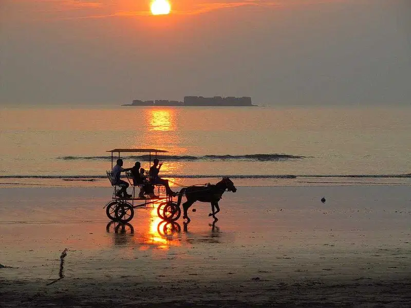 https://avathioutdoors.gumlet.io/travelGuide/dev/alibag_P2855.jpg