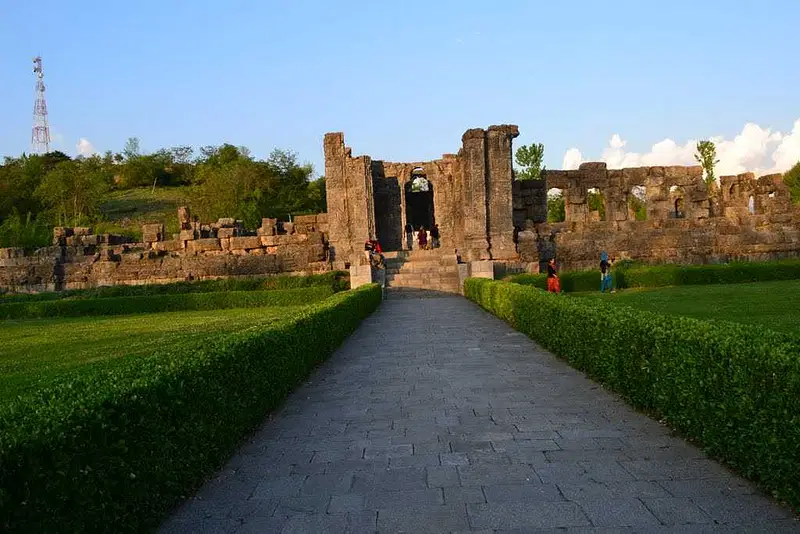 https://avathioutdoors.gumlet.io/travelGuide/dev/anantnag62737.jpg