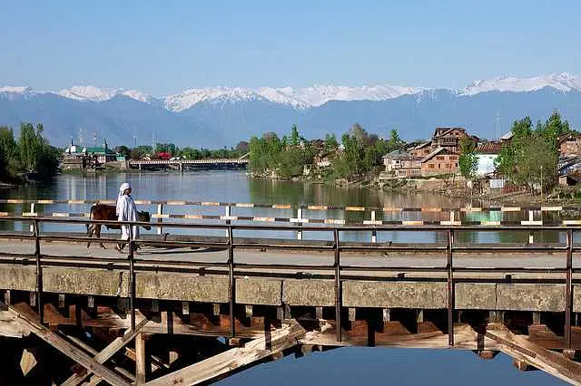 Explore the Jhelum River in Baramulla