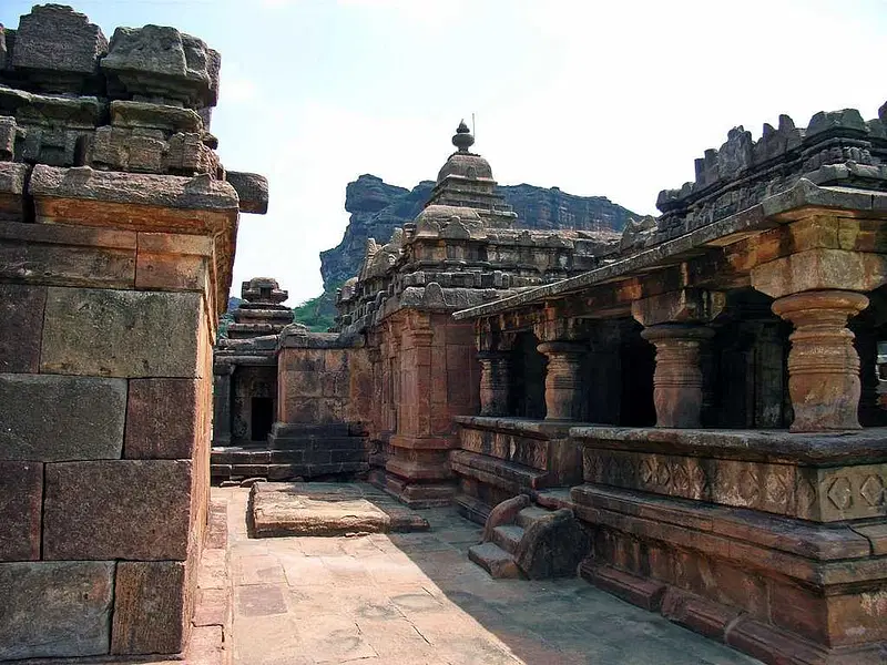 https://avathioutdoors.gumlet.io/travelGuide/dev/badami34562.jpg
