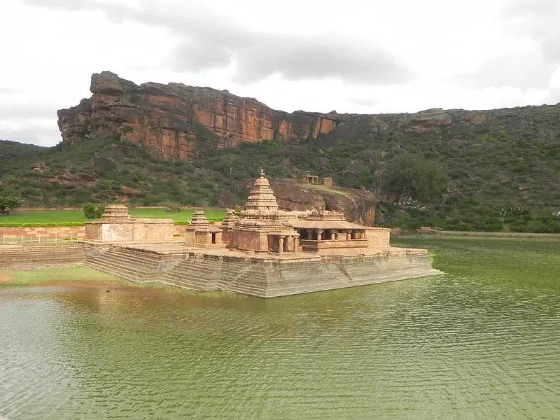 https://avathioutdoors.gumlet.io/travelGuide/dev/badami39183.jpg