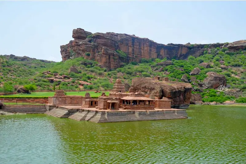 https://avathioutdoors.gumlet.io/travelGuide/dev/badami_P5689.jpg