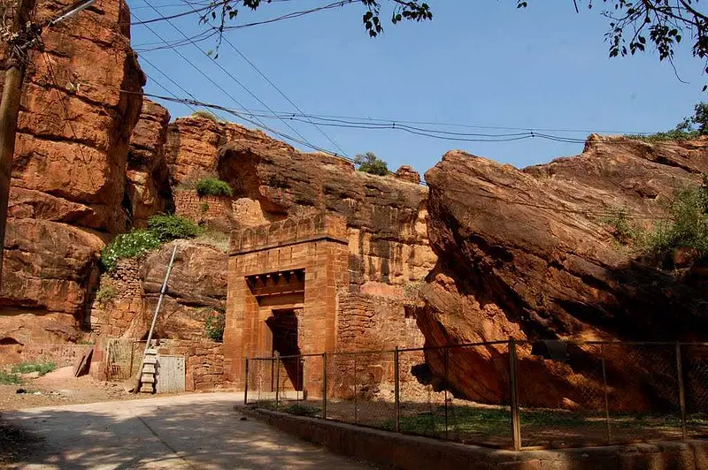 https://avathioutdoors.gumlet.io/travelGuide/dev/badami_P7544.jpg