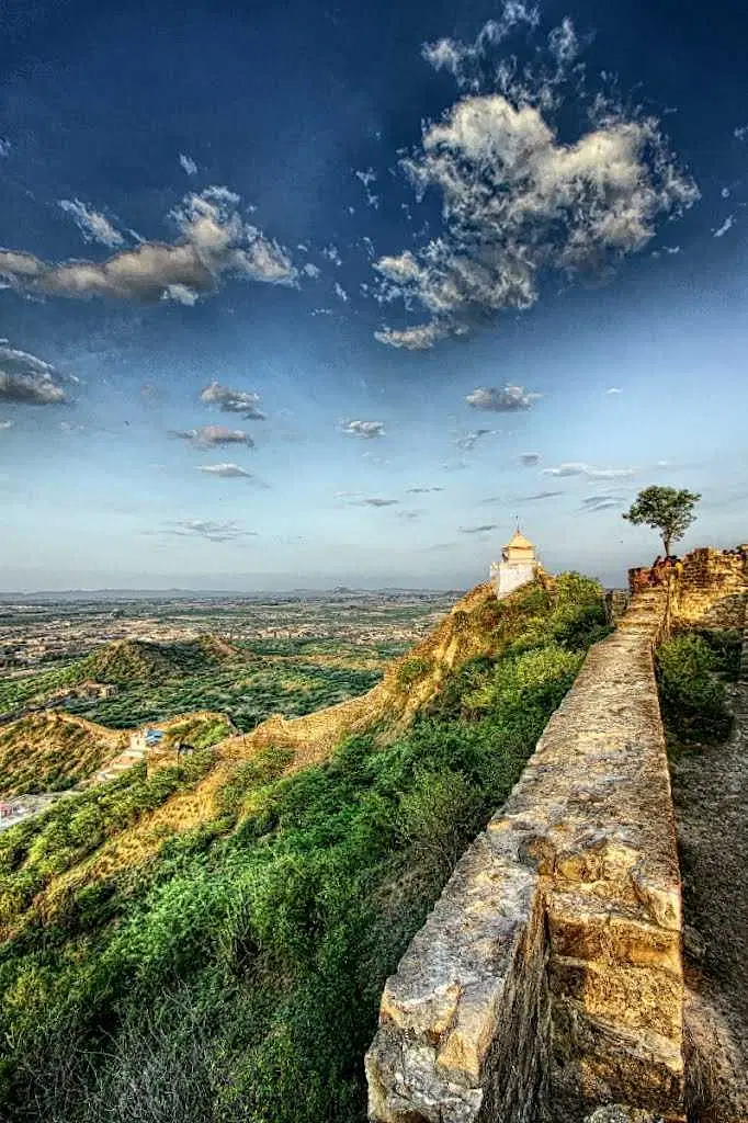 https://avathioutdoors.gumlet.io/travelGuide/dev/bhuj27253.jpg