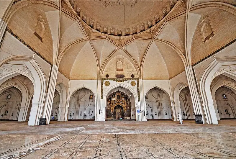Explore Ibrahim Rauza Mosque