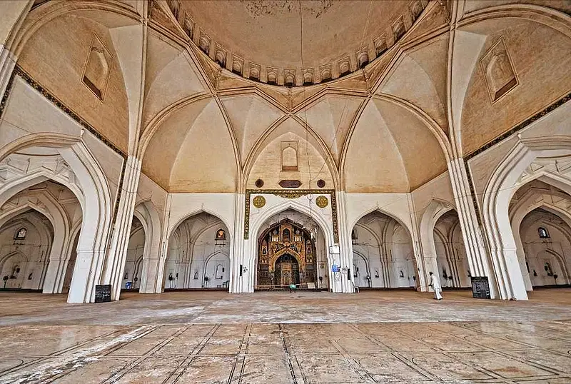 https://avathioutdoors.gumlet.io/travelGuide/dev/bijapur_P7591.jpg