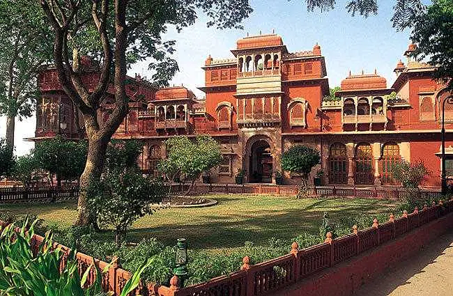 Explore Gajner Palace and Lake