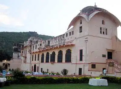 https://avathioutdoors.gumlet.io/travelGuide/dev/bundi_P1115.jpg