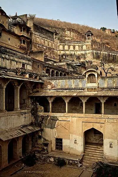 https://avathioutdoors.gumlet.io/travelGuide/dev/bundi_P2875.jpg