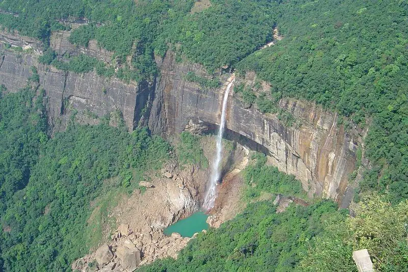 https://avathioutdoors.gumlet.io/travelGuide/dev/cherrapunjee_P1550.jpg