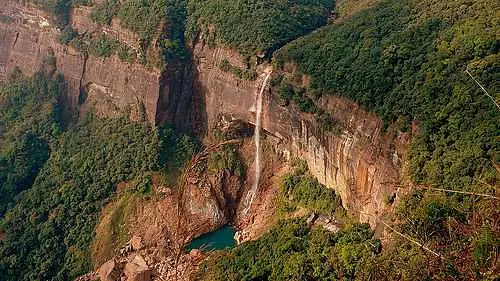 https://avathioutdoors.gumlet.io/travelGuide/dev/cherrapunjee_P6577.jpg