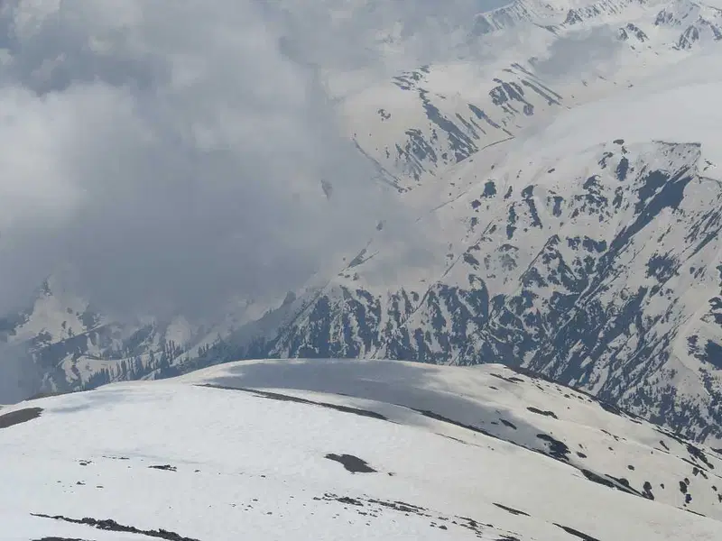 https://avathioutdoors.gumlet.io/travelGuide/dev/gulmarg_P1665.jpg