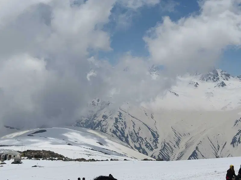 https://avathioutdoors.gumlet.io/travelGuide/dev/gulmarg_P5892.jpg