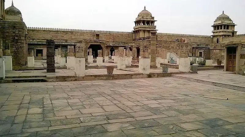 https://avathioutdoors.gumlet.io/travelGuide/dev/gwalior_P3480.jpg