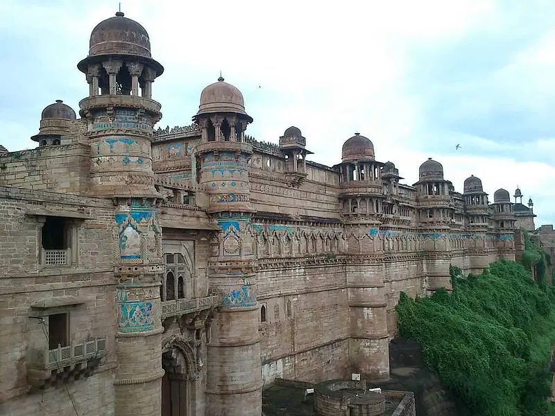 https://avathioutdoors.gumlet.io/travelGuide/dev/gwalior_P9542.jpg