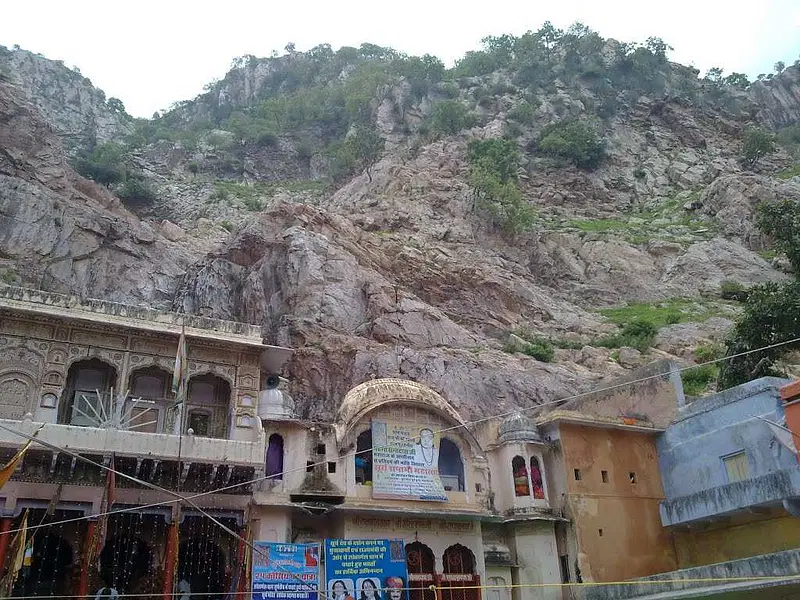 https://avathioutdoors.gumlet.io/travelGuide/dev/jhunjhunu31063.jpg