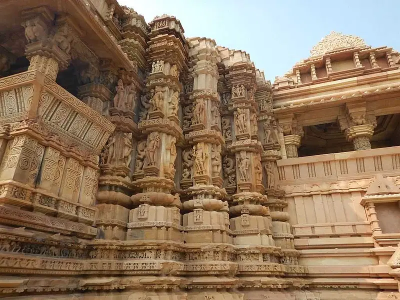 https://avathioutdoors.gumlet.io/travelGuide/dev/khajuraho_P2482.jpg