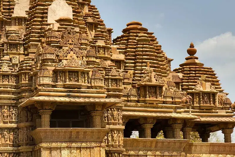 https://avathioutdoors.gumlet.io/travelGuide/dev/khajuraho_P3301.jpg