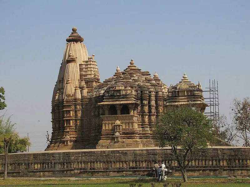 https://avathioutdoors.gumlet.io/travelGuide/dev/khajuraho_P4206.jpg