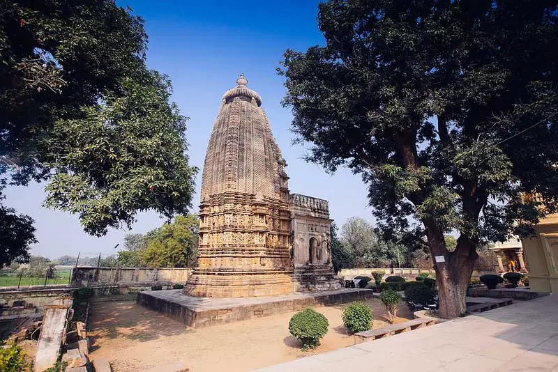 https://avathioutdoors.gumlet.io/travelGuide/dev/khajuraho_P5713.jpg