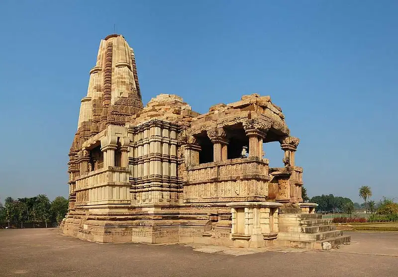 https://avathioutdoors.gumlet.io/travelGuide/dev/khajuraho_P8516.jpg