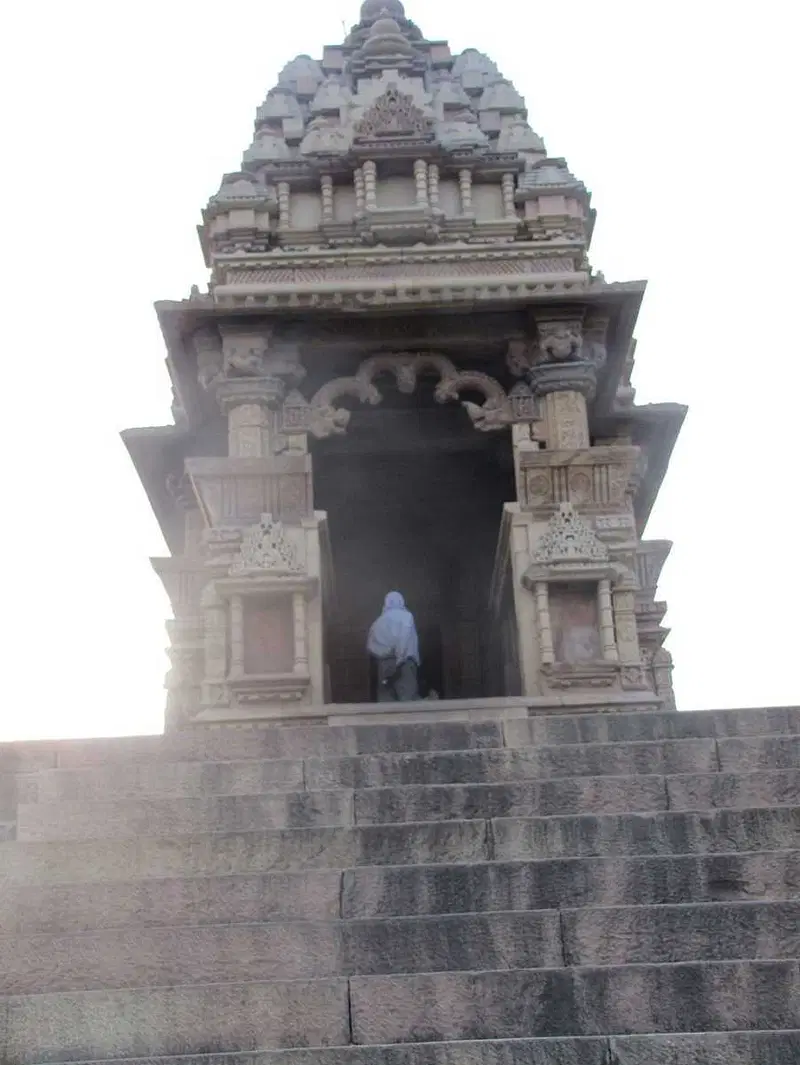 https://avathioutdoors.gumlet.io/travelGuide/dev/khajuraho_P8867.jpg