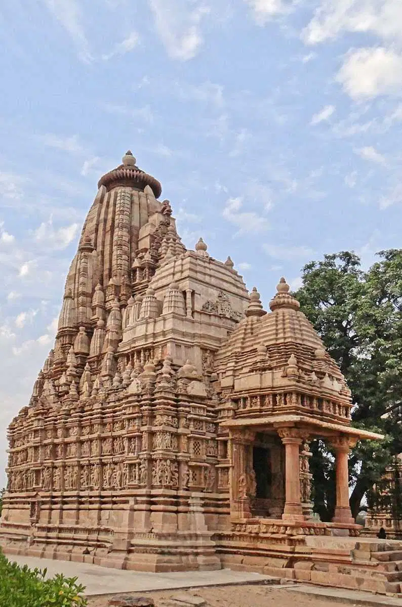 https://avathioutdoors.gumlet.io/travelGuide/dev/khajuraho_P9769.jpg