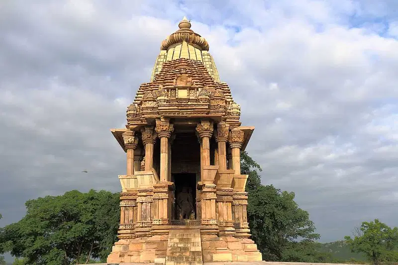 https://avathioutdoors.gumlet.io/travelGuide/dev/khajuraho_P9796.jpg