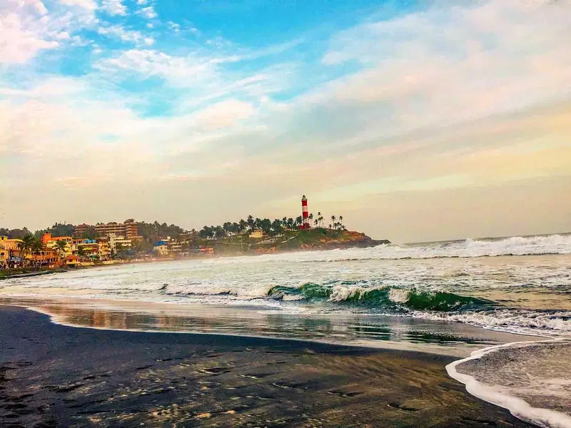 https://avathioutdoors.gumlet.io/travelGuide/dev/kovalam_P8370.jpg