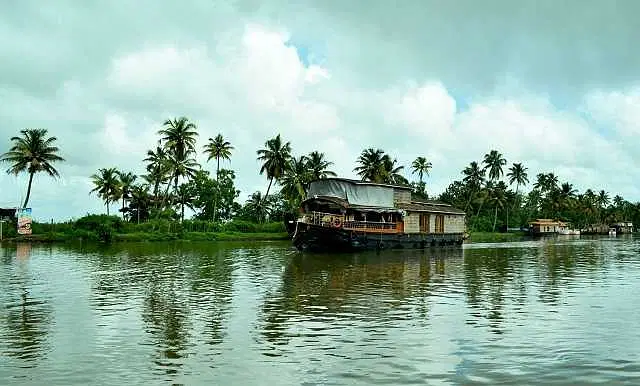 https://avathioutdoors.gumlet.io/travelGuide/dev/kozhikode_P9992.jpg