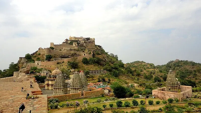 https://avathioutdoors.gumlet.io/travelGuide/dev/kumbhalgarh_P2301.jpg