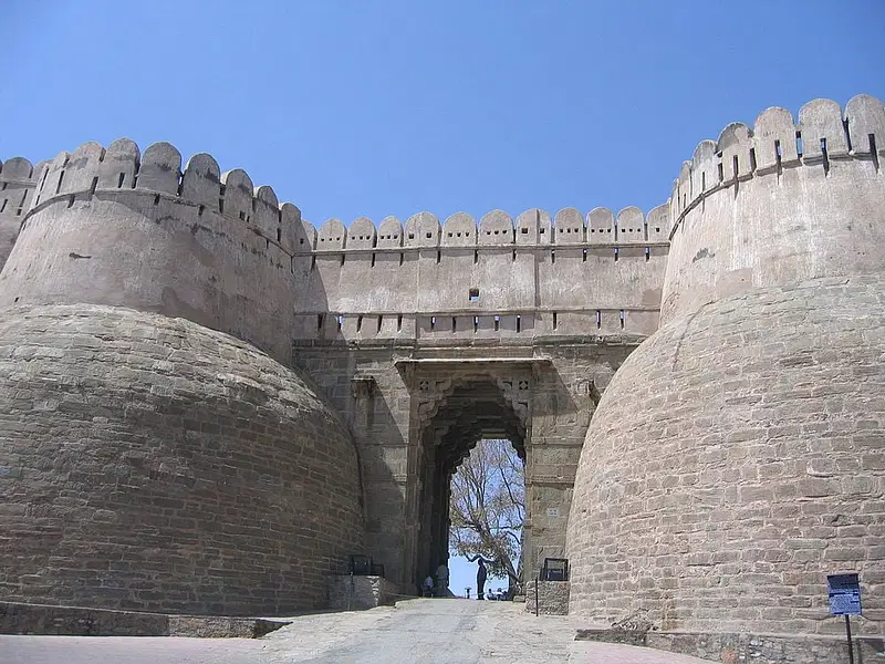 https://avathioutdoors.gumlet.io/travelGuide/dev/kumbhalgarh_P2494.jpg
