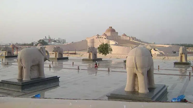 https://avathioutdoors.gumlet.io/travelGuide/dev/lucknow_P5923.jpg