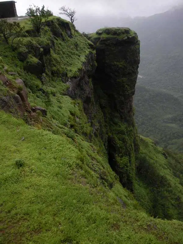 https://avathioutdoors.gumlet.io/travelGuide/dev/matheran_P4198.jpg