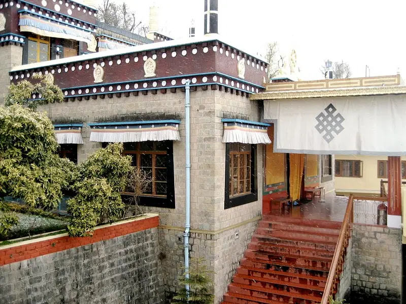 https://avathioutdoors.gumlet.io/travelGuide/dev/mcleodganj_P9955.jpg