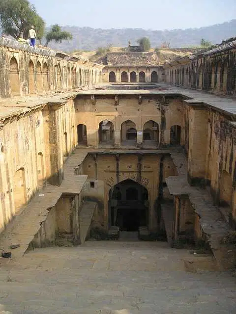 https://avathioutdoors.gumlet.io/travelGuide/dev/neemrana95983.jpg