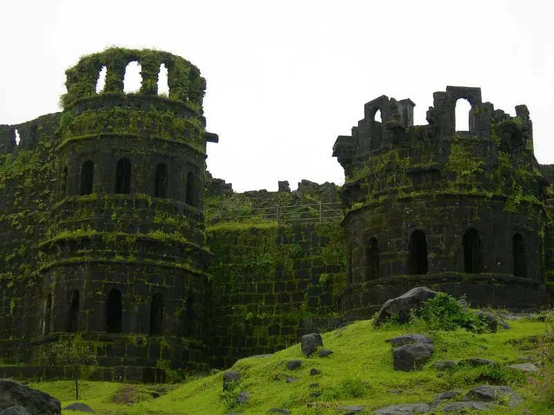 https://avathioutdoors.gumlet.io/travelGuide/dev/raigad63071.jpg