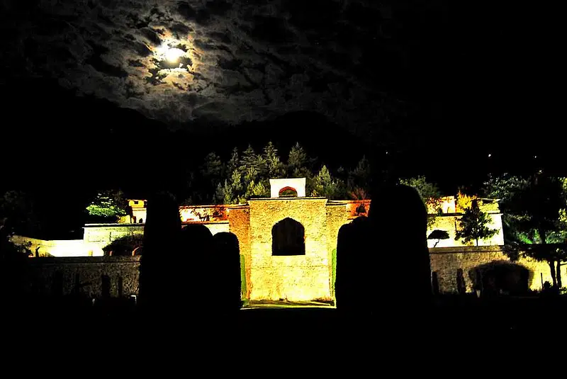 https://avathioutdoors.gumlet.io/travelGuide/dev/srinagar_P1731.jpg