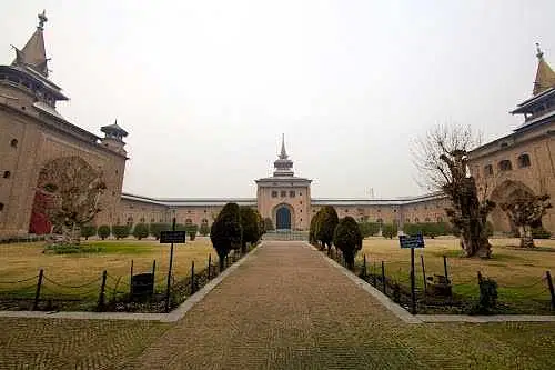 https://avathioutdoors.gumlet.io/travelGuide/dev/srinagar_P1797.jpg