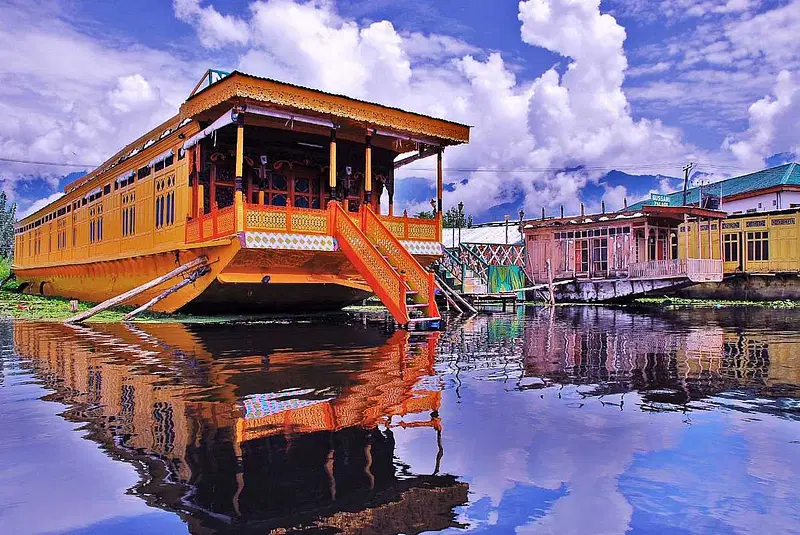 Stay in Houseboats on Dal Lake and Nigeen Lake