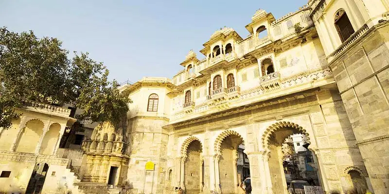 https://avathioutdoors.gumlet.io/travelGuide/dev/udaipur_P6404.jpg