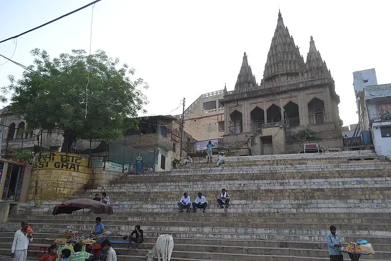 https://avathioutdoors.gumlet.io/travelGuide/dev/varanasi_P7709.jpg