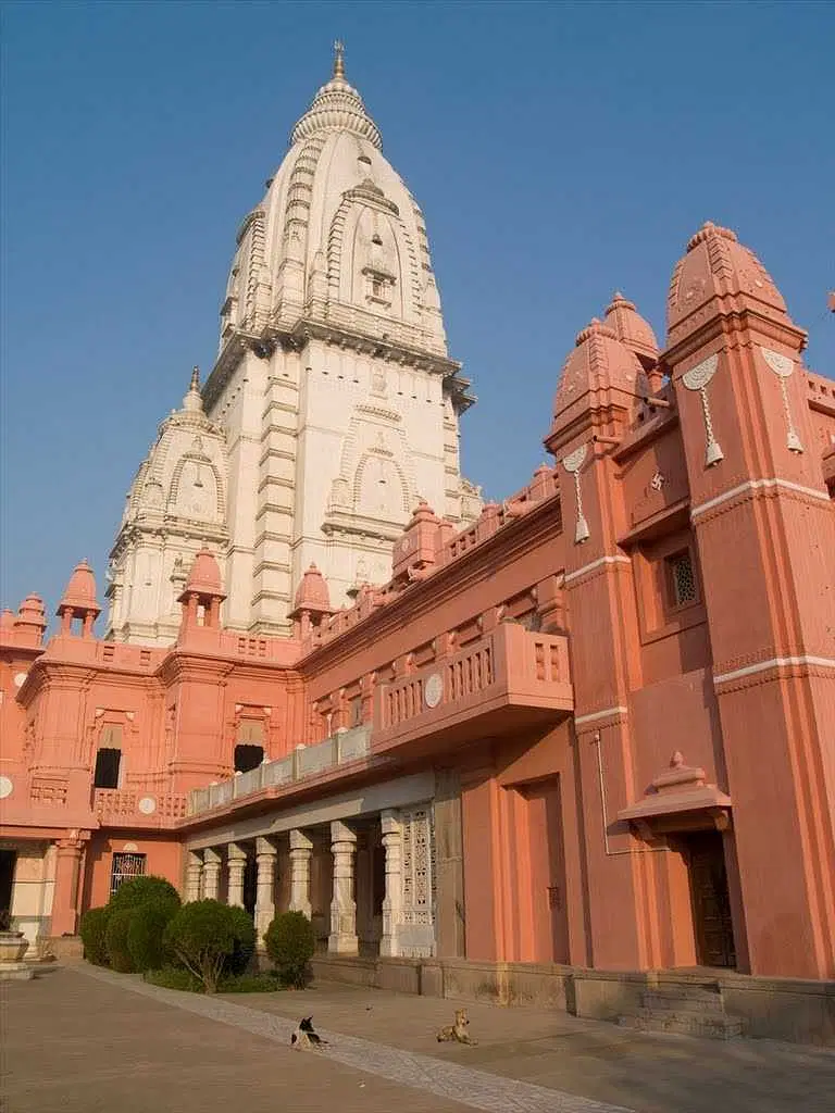 https://avathioutdoors.gumlet.io/travelGuide/dev/varanasi_P8122.jpg