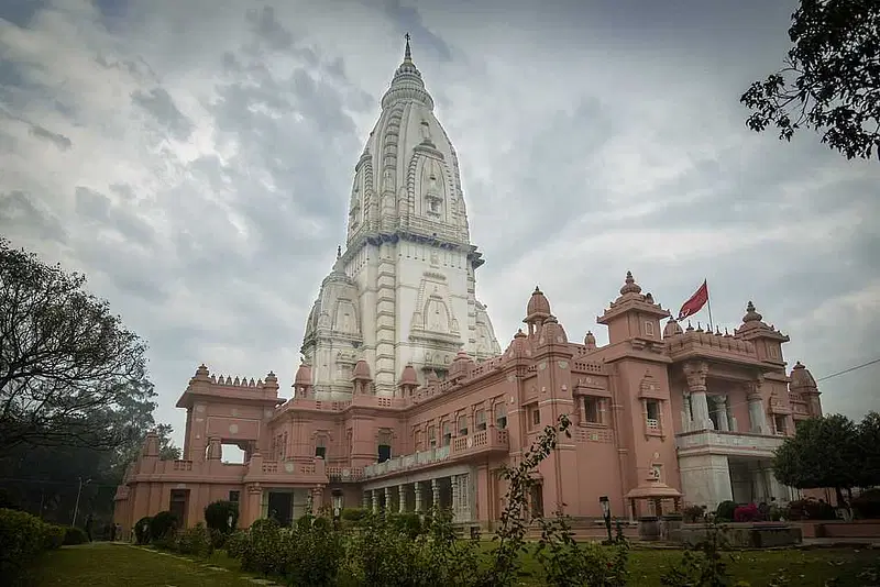 https://avathioutdoors.gumlet.io/travelGuide/dev/varanasi_P8149.jpg